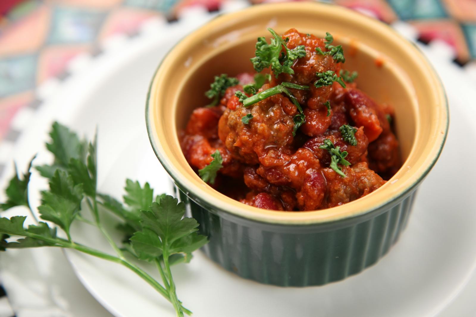 Hummus mit roter Chili – ein scharfer und cremiger Dip für alle, die es gerne pikant mögen. Einfach zuzubereiten und perfekt mit Crackern Meat Dish